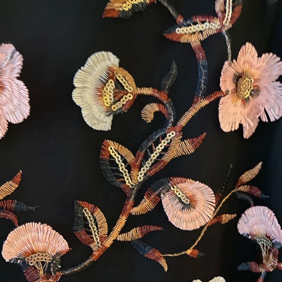 NEW-Beautiful black mesh embroidered dress - Picture 5 of 9